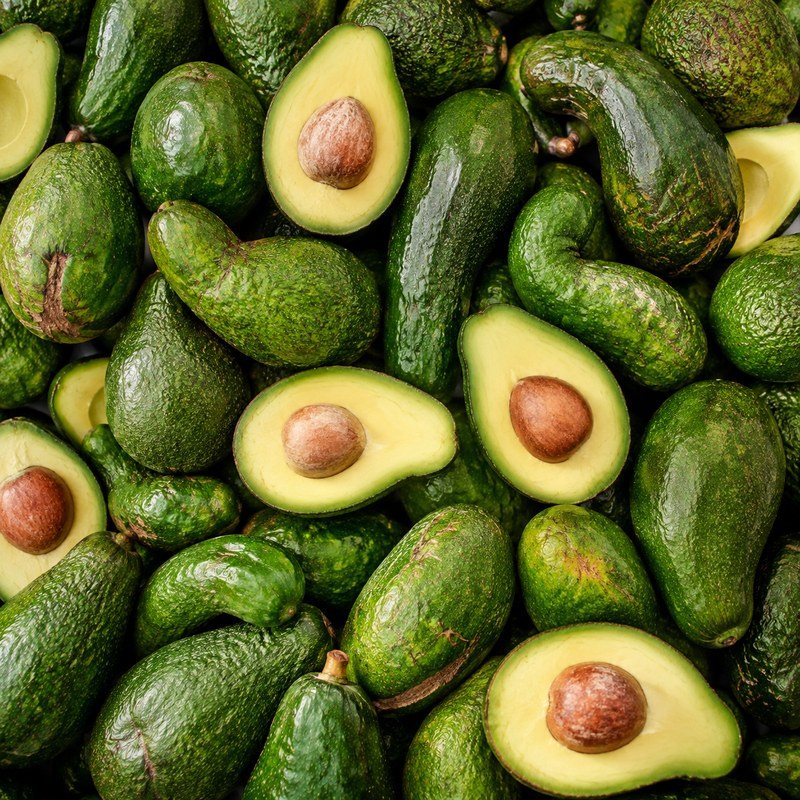 Aguacates enteros y partidos, en distintos puntos de maduración
